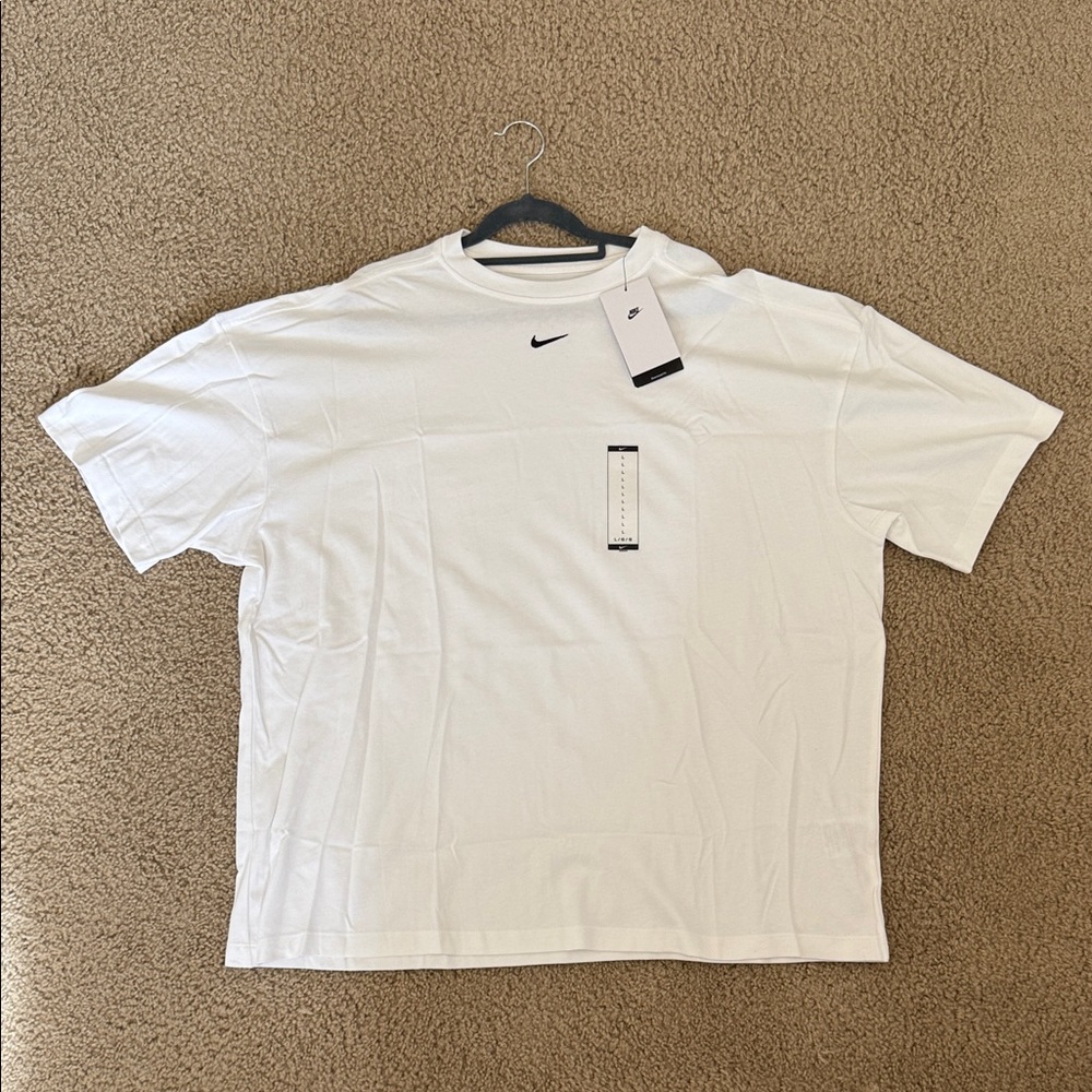 NIKE OVERSIZED WHITE TEE — BRAND NEW